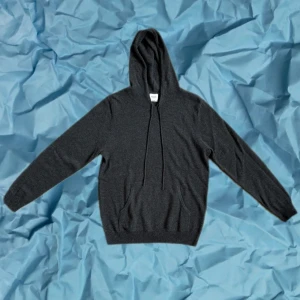 John Henric Cashmere Hoodie Grå - John henric kashmir hoodie i mörkgrå. Den är i storlek Large och är helt ny för ett gudomligt pris!👏