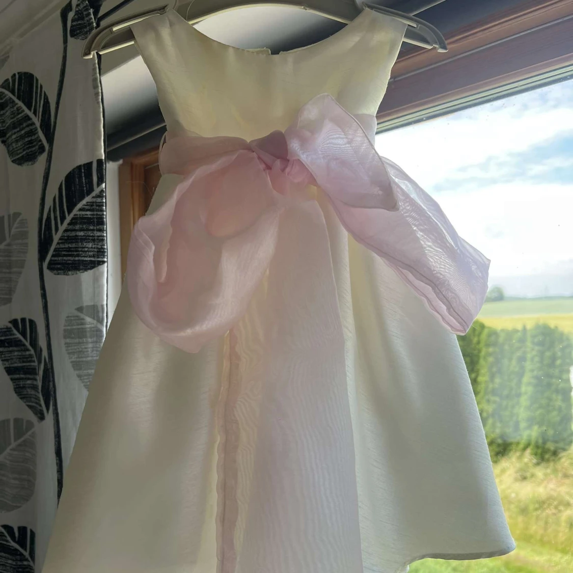 Vit kortklänning med rosa rosett