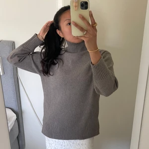 Stickad grå tröja med slits och polokrage - Den är jätte nice and skön, lite tjockare är den. Har använt den max 5 gånger! Passar s/m