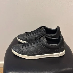 Louis Vuitton skor  - säljer nu mina lv skor självklart äkta går att legit checka om misstro finns med hjälp av size stamp mm Uk 8 motsvarar 42-43 Skick: 9/10 Inget og