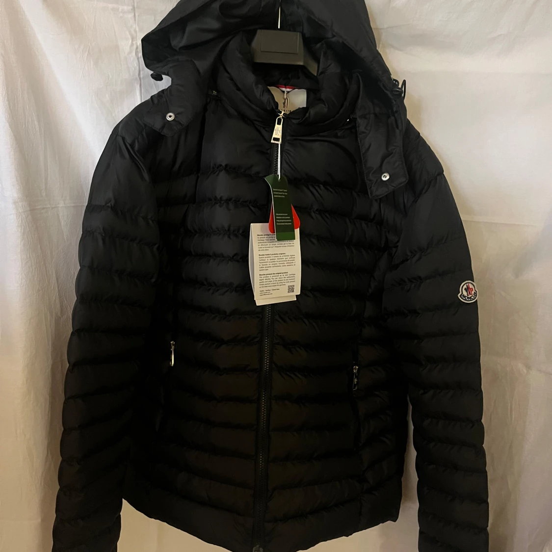Svart Moncler dunjacka med huva
