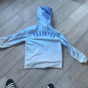 Ljusblå trapstar jacka - Nu säljer jag den här jackan för den inte passar mig längre.Den är i storlek M. skicket är helt okej de som är fel är att snören saknas. Men den är perfekt till sommaren om ni har frågor eller vill se bilder så är de bara skriva😁