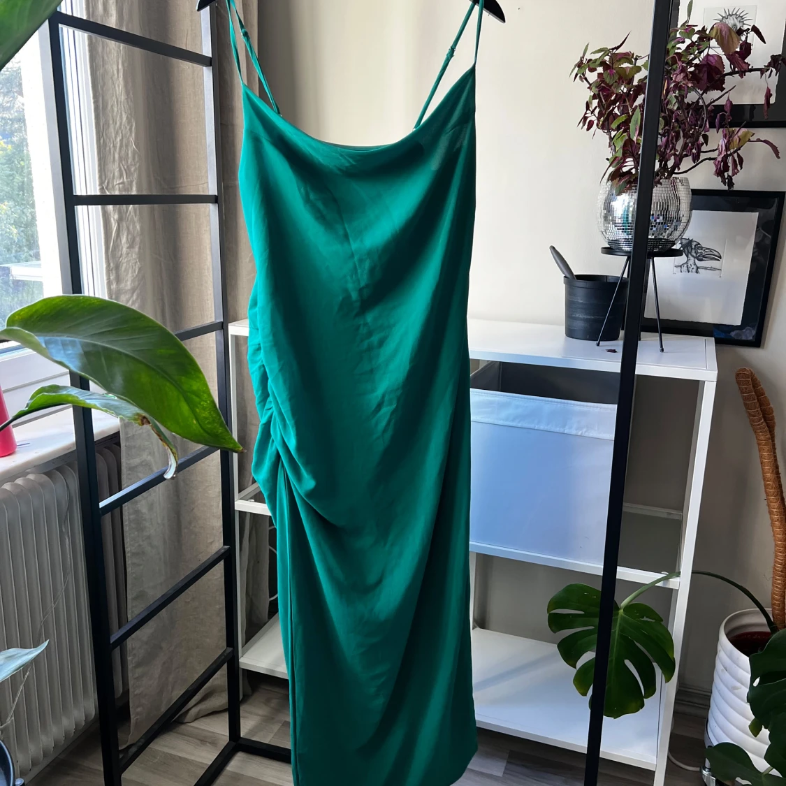 Grön långklänning från NA-KD