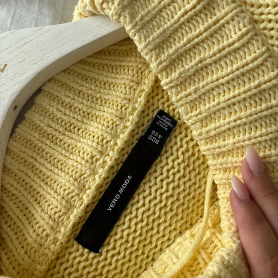 Gul stickad tröja från Vero Moda - 1