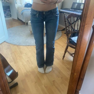 Lågmidjade jeans - Jeansen är köpta secondhand men har inte kommit till användning. Byxorna är storlek 38 men jag skulle säga att det passar 36 bättre. Jag är 170 cm lång. Skriv om du har några frågor eller vill diskutera priset.
