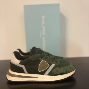 ⚡️Philippe Model Trainers | 42 ⚡️ - Här har vi de fetaste philippe modelsen på marknaden, Philippe model trainers ⚡️| skick : 8,8/10 | Box ingår naturligtvis! | Storlek 42 | Nypris på 3500kr och självklart är de autentiska! Skickas samma dag! ✅⚡️