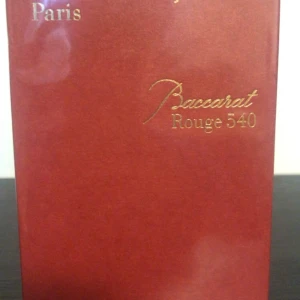 Baccarat Rouge 540 parfym, 70ml - Exklusiv parfym från Maison Francis Kurkdjian, Baccarat Rouge 540. Kommer i en lyxig röd kartong med gulddetaljer och elegant logotyp. Förpackningen är fyrkantig och tillverkad av kartong. En ikonisk doft som verkligen sticker ut. Säljer den billigt pga jag sparar upp till mitt favoritsmycke.