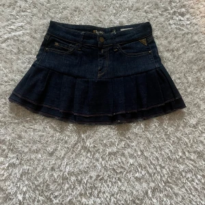 Mörkblå jeanskjol med volang - En jeanskjol omsydd från ett par jeans. Midjemått tvärsöver - 33cm stretchig Längd - 32cm