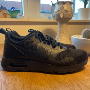 Svarta Nike Air sneakers strl 38 - Snygga helsvarta Nike Air sneakers i storlek 38. Skorna har endast använts en gång o säljer pågrund av att dem ej passar längre. Dem är hela o fina! Skriv privat för fler bilder.