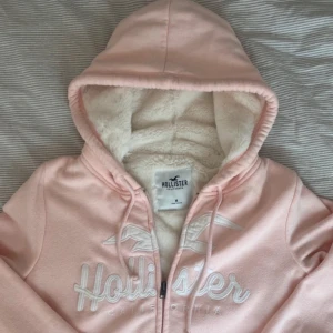 Mjuk zip Hollister  - En varm zip hoodie från Hollister i mycket fint skick. Storlek M. Skickas inom 7 dagar. 