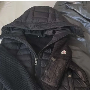 stickad cardigan - moncler cardigan storlek M, sitter även bra på S, priset kan diskuteras