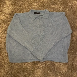 Ljusblå stickad cardigan BoohooMAN  - Ljusblå stickad cardigan från BoohooMAN i storlek M. Den här cardiganen har klassisk krage, knäppning framtill och lång ärm. 