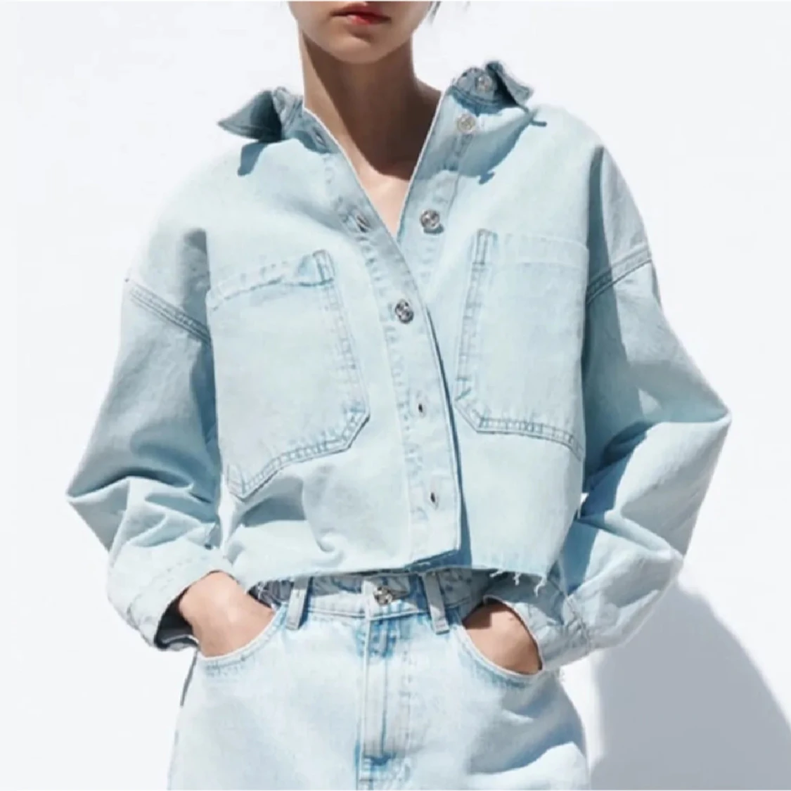 Ljusblå croppad jeansjacka - 1
