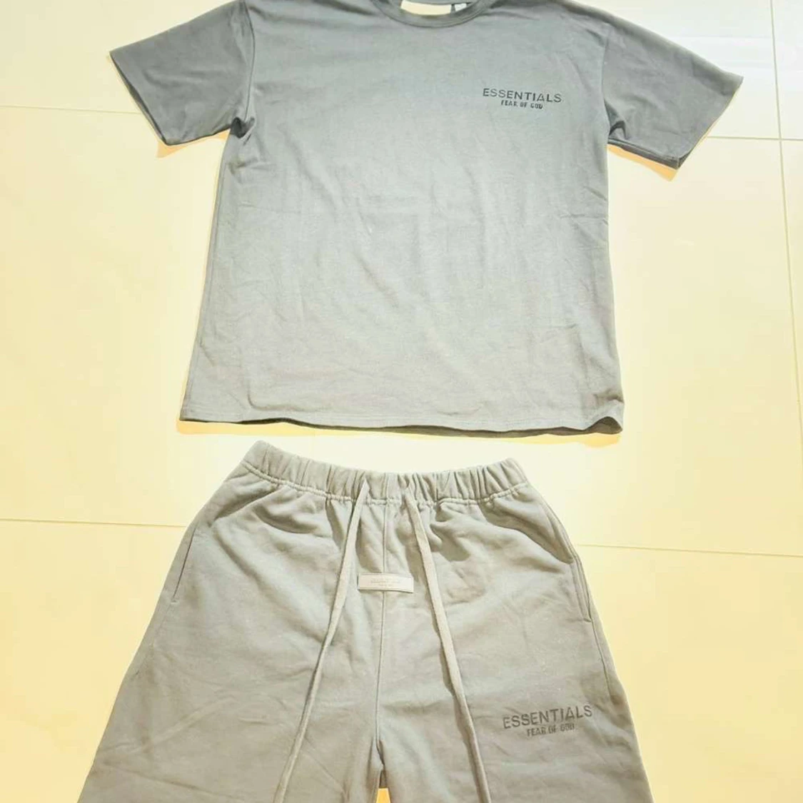 Grå Essentials t-shirt från Fear of God