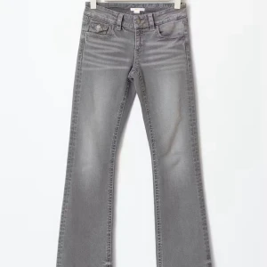Grå bootcut jeans med fickdetaljer - Snygga grå jeans med bootcut passform och coola fickdetaljer bak. Jeansen har låg midja och är tillverkade i mjukt denimtyg. Perfekta för dig som gillar en avslappnad men trendig look. Säg till om ni vill ha bilder på dom IRL💕💕