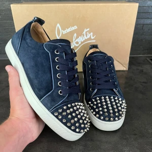  Christian Louboutin-BAVAROIS - Ursnygga snygga och extremt ovanliga Louboutin skor modell BAVAROIS. Storlek 40 sitter som 41-41,5. Skick otroligt bra använda 1 gång 9,5/10. OG/tillbehör dustbags, extra snören, extra nitar 🤩, box. GIVETVIS ÄKTA VILKET GARANTERAS.