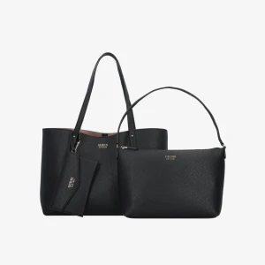 Svart shoppingväska från Guess - Snygg svart shoppingväska från Guess i stilren design med matchande axelväska och liten plånbok. Väskorna är tillverkade i strukturerad syntet med diskret logga i guld framtill. Perfekt för dig som vill ha både stil och funktion i vardagen.