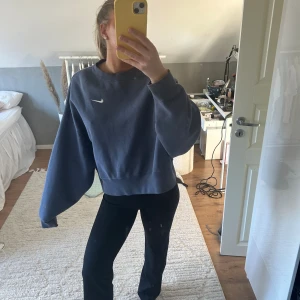 Nike sweatshirt  - Säljer denna jättefina sweatshirt i en blå färg från Nike då den är lite stor för mig. Väldigt bekväm och sitter väldigt fint!!!💕Storlek S men skulle säga att den passar en M också. Skriv för fler bilder😊