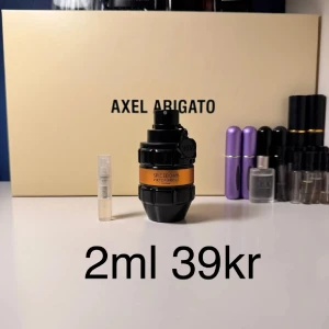 Spicebomb Extreme 2ml sample av Viktor&Rolf - Spicebomb Extreme från Viktor&Rolf 2 ml sampel  är en intensiv herrparfym med toner av vanilj, tobak, kanel och varma kryddor. Flaskan är svart med orange etikett och har en cool, granatinspirerad design. Perfekt för dig som gillar söta och kryddiga dofter.