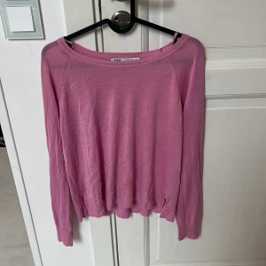 Rosa långärmad tröja från Zara - Säljer en söt rosa långärmad tröja från Zara i storlek S. Tröjan har en rund halsringning och är i ett tunt, mjukt material som känns skönt mot huden. Perfekt att styla med jeans eller kjol för en chill look.