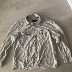Beige bomber jacka  - Jackan är köpt på en second-hand butik i London och märket är Nautica Jeans Company. 