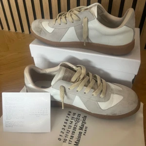 Maison margiela st 44 - Ett par fina skor som jag tagit bra hand om. Behöver bara tvättas lite annars är det några små skador. St 44 men passar 43 bättre, säljer de pga de är för små. Dustbag och lådan kommer med, priset kan diskuteras vid snabb affär