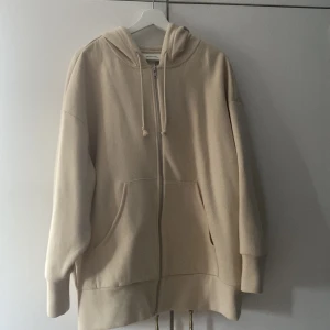 Beige hoodie - Oversized beige hoodie från Monki i storlek XL. Mjuk och skön bomullsblandning som känns riktigt cozy.