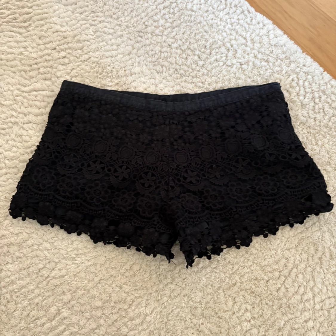 Svarta spetsiga shorts med blommönster