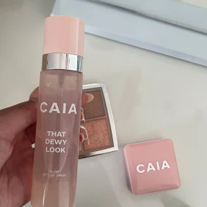 Caia settingspray  - That dewy look settingspray. Ger ett jättefint glow å formar sminket fint 💗Endast testad 3 gånger, så helt ny!!