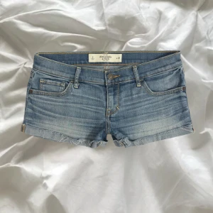 Lågmidjade Abercrombie & Fitch jeansshorts  - snygga lågmidjade blå Abercrombie & Fitch jeansshorts i jättebra skick 🩶se mått på bilderna 