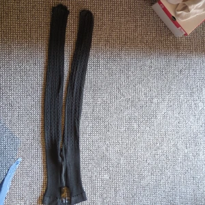 Svarta ribbade lång strumpor  - Långa svarta långstrumpor med ribbad struktur. Perfekta att styla med kjol eller shorts för en cool look. Mjukt och stretchigt material som sitter skönt på benet. 