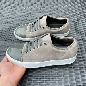 Grå lanvin cap toe - Säljer nu dessa Grå lanvin cap toe som är i uk 6, skorna är tillfixade med whitnercream för att dem ska se extra fräscha ut, skriv för fler bilder/frågor🙌🏼