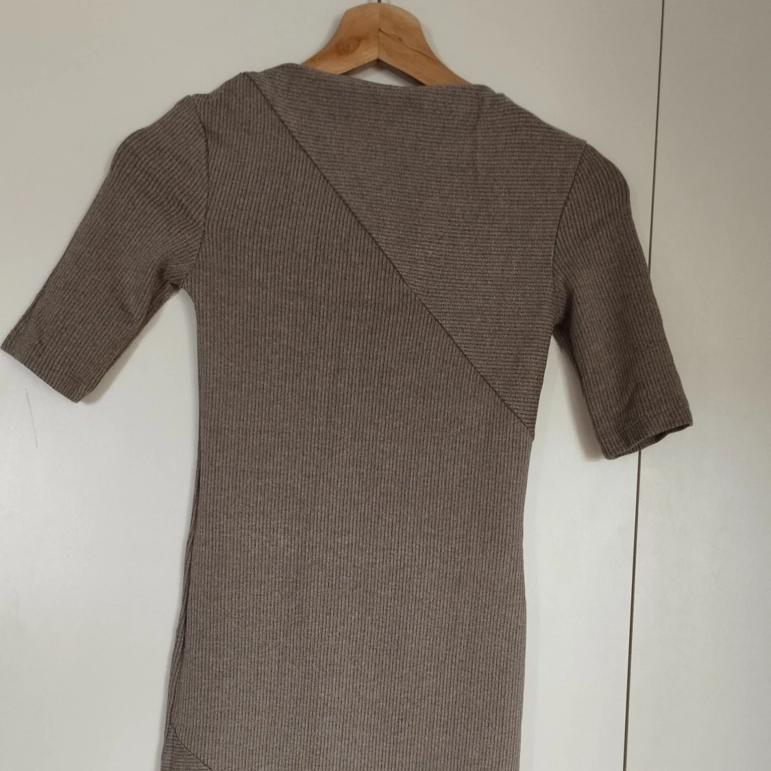 Grå ribbad klänning  - 2
