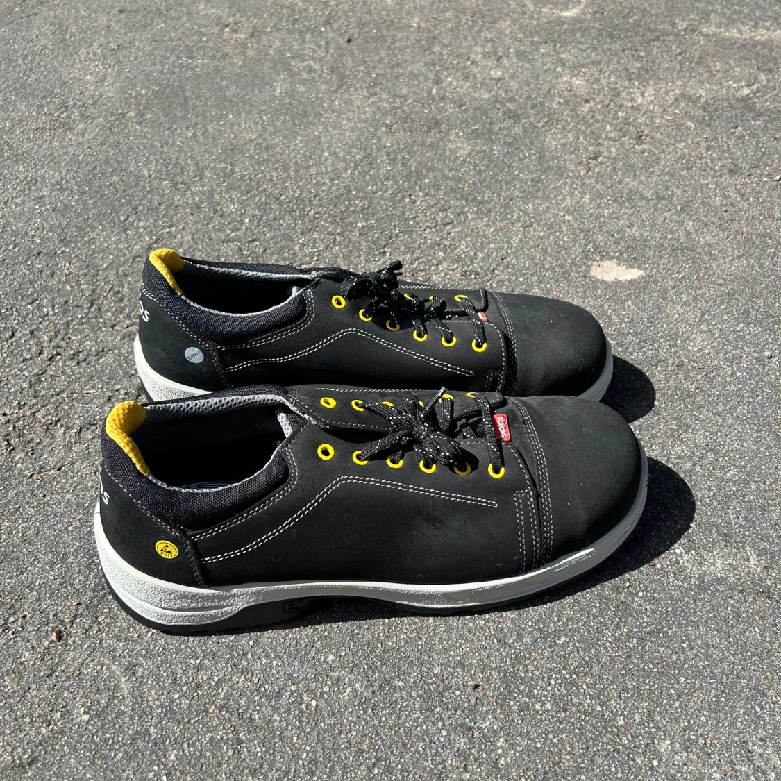 Svarta sneakers från Jalas med gula detaljer - 2