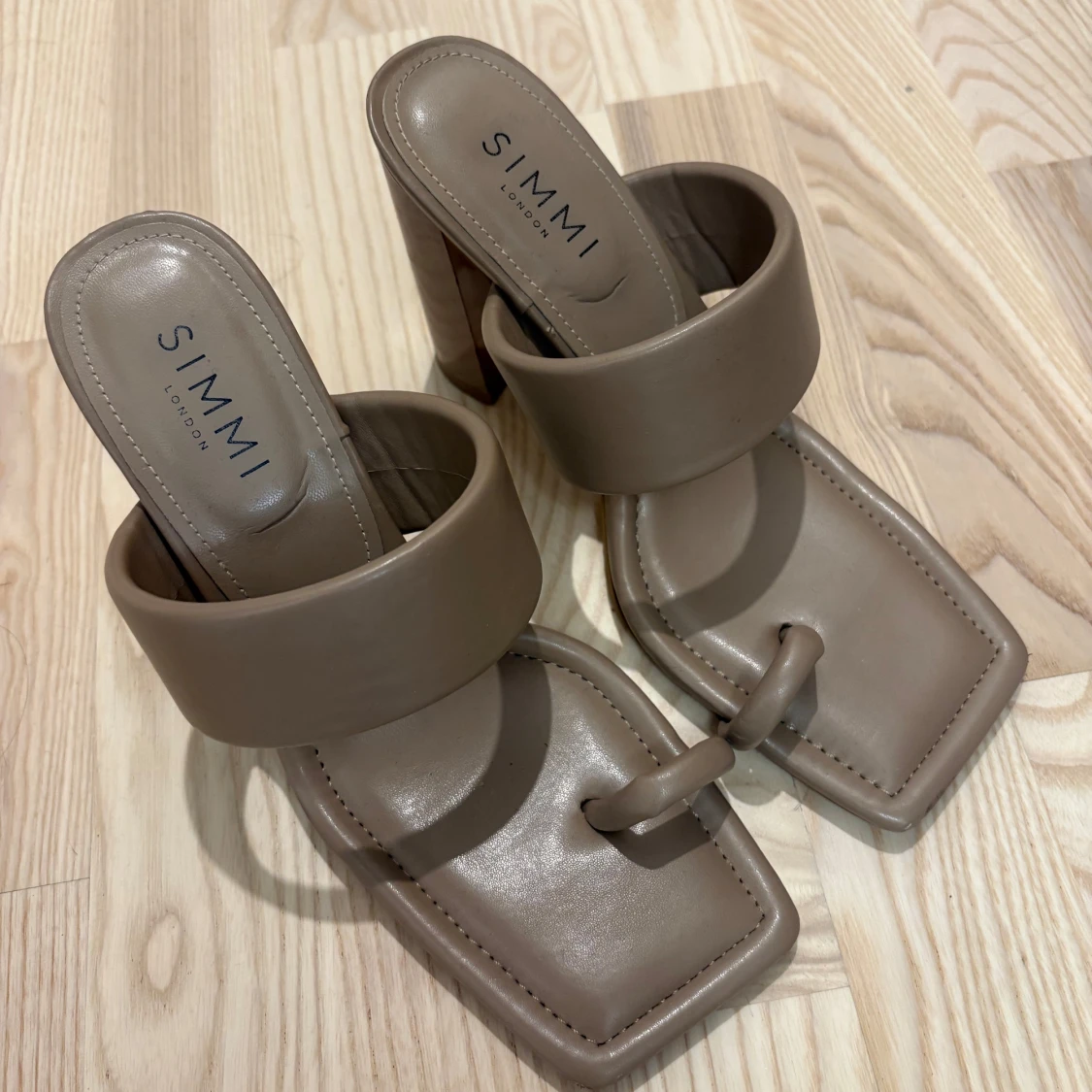 Beige sandaler med klack från Simmi - 1