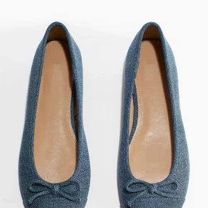 Blå jeansballerinaskor med rosett - Snygga ballerinaskor i blått jeanstyg från H&M. Aldrig använda med prislapp och allt kvar🫶Säöjer för de är för stora🫶