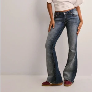 Bootcut jeans från true religion  - Säljer dessa snygga jeans från True religion i storlek W28 (passade mig som vanligtvis har medium på jeans.) Jeansen är i mycket fint skick och är använd fåtal gånger, det finns dock en liten defekt vid det vänstra benets benslut (bild 3.) Skriv om ni har några funderingar!!❤️😊