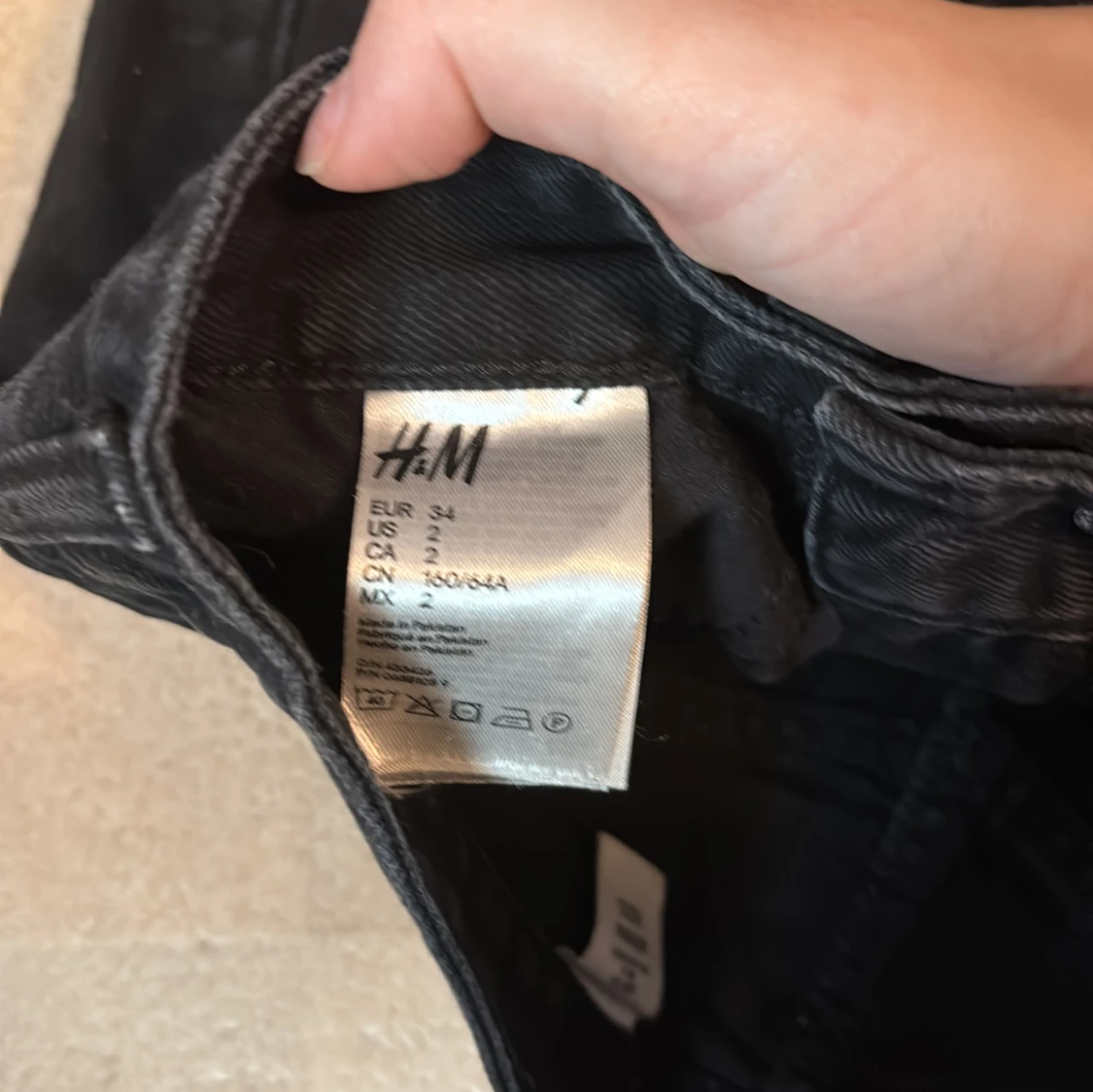 Svart jeanskjol från H&M, strl 34 - 2