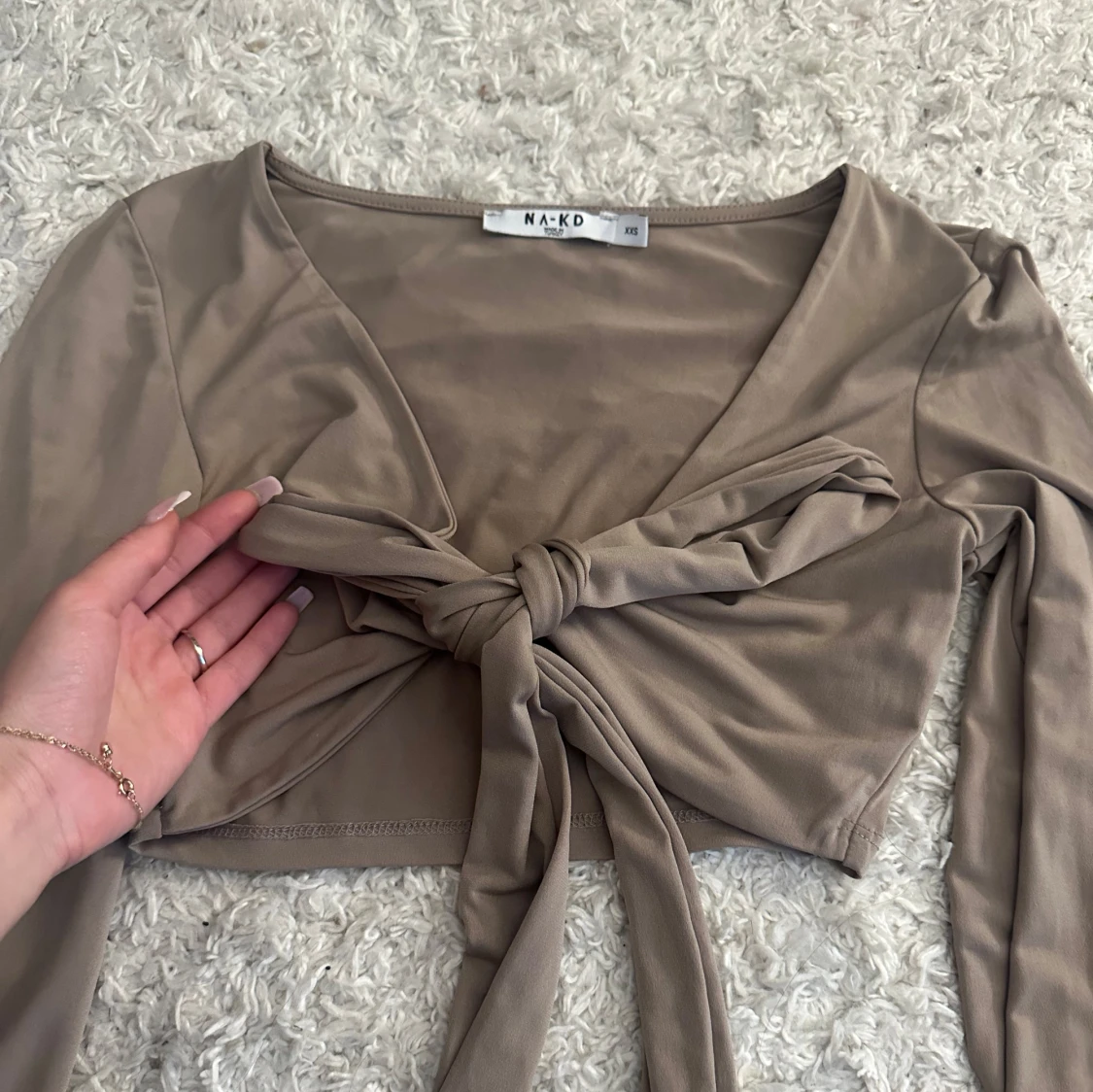 Beige croppad omlottopp från NA-KD