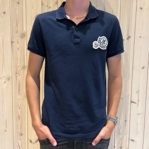 Moncler Polo - Säljer en Moncler Polo i toppskick i storlek S. Modellen är 175 60 kg. Tveka inte på att höra av dig!