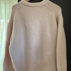 Ljusrosa stickad tröja från Zara - Supermysig ljusrosa stickad tröja från Zara, perfekt för att mysa i hemma eller ha till skolan. Enkel att matcha med både jeans och kjol. Kommer tyvärr inte så mycket till användning så därför säljer jag den!💓