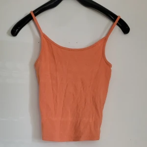 Färgglatt Linne - Orange ribbad linnetopp från FB Sister/new yorker i storlek XS. 