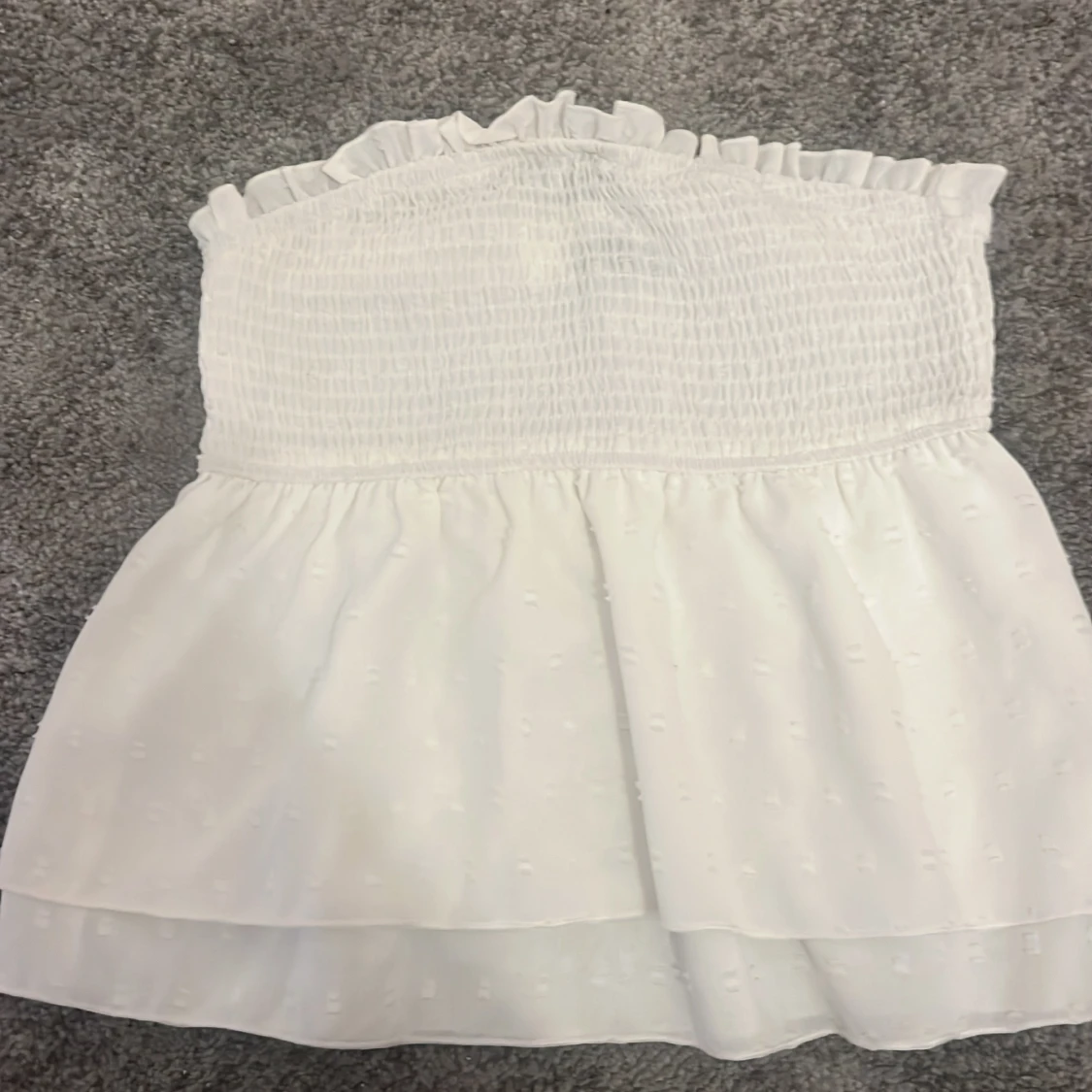 Vit tubtopp med volang ifrån SHEIN