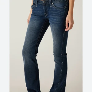 True Religion jeans - Snygga blå jeans från True Religion i modellen Joey🩷de är lågmidjade bootcut och har coola nitar längs sidsömmarna🩷de är i storlek 29, men insydda i midjan för mig som bär 28. Lätt att sprätta bort🩷har använts mycket så vissa nitar har åkt bort, men inget som man tänker på🩷klassisk femficksmodell med låg midja och detaljerade sömmar🩷nypris 1299, säljer för 500🩷