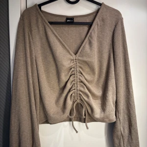 Beige croppad topp från Gina Tricot - Superfin croppad topp från Gina Tricot i beige ribbat material🤎🤎