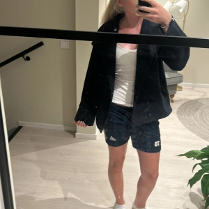 Svart overshirt från Gina Tricot - Säljer en svart overshirt från Gina Tricot i storlek 158/164. Jackan har en rak och loose passform med klassisk krage och långa ärmar. Perfekt att slänga över en hoodie eller t-shirt för en chill look.