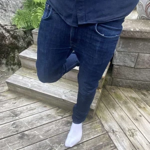 Nudie Jeans - Nudie SLIM jeans. Det finns en liten defekt under gylfen men syss lät ihop.