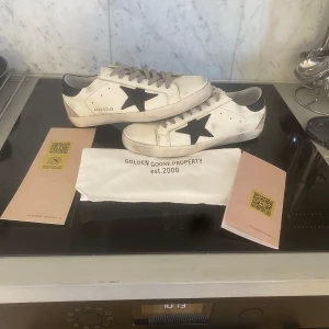 Golden Goose Superstar sneakers vit/svart - Här är mina Golden goose. Dem är använda typ 2 altså j nyskick snygga nu till sommaren priset går att diskutera vid snabb affär hör av er vid minsta lilla