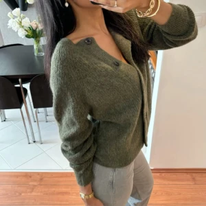 Olivgrön kofta med knappar - Snygg olivgrön kofta som är helt oanvänd