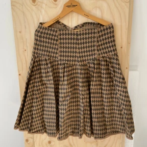 Hemmasydd kjol i glittrigt tyg - Jättecool och unik kjol jag hittade på en loppis för några år sedan, tyvärr bara använt en gång. Korsettliknande i midjan men väldigt stretchig. Finns ingen storlek men gissar på att den är en 36-38.